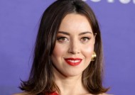 奥布里广场(Aubrey Plaza)引发“同性恋大爆发”《阿加莎:混沌女巫》