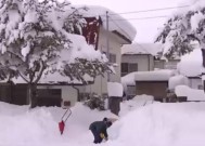 日本学校寒潮天仍禁止学生穿裤袜，局地积雪厚度已接近4米