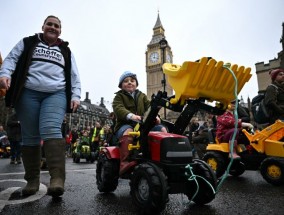 英国农民抗议对遗产征收“拖拉机税”