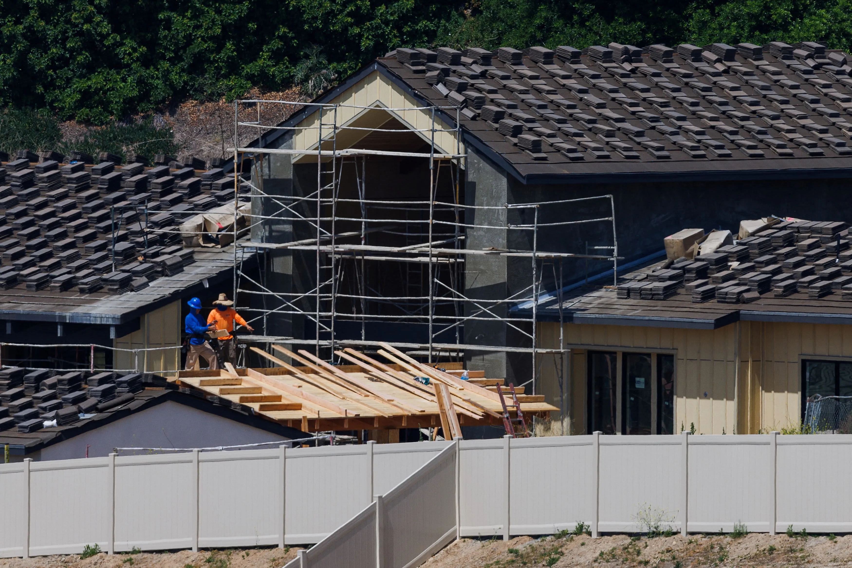 投资策略：巴克莱下调主要住宅建筑商评级，应对股市挑战